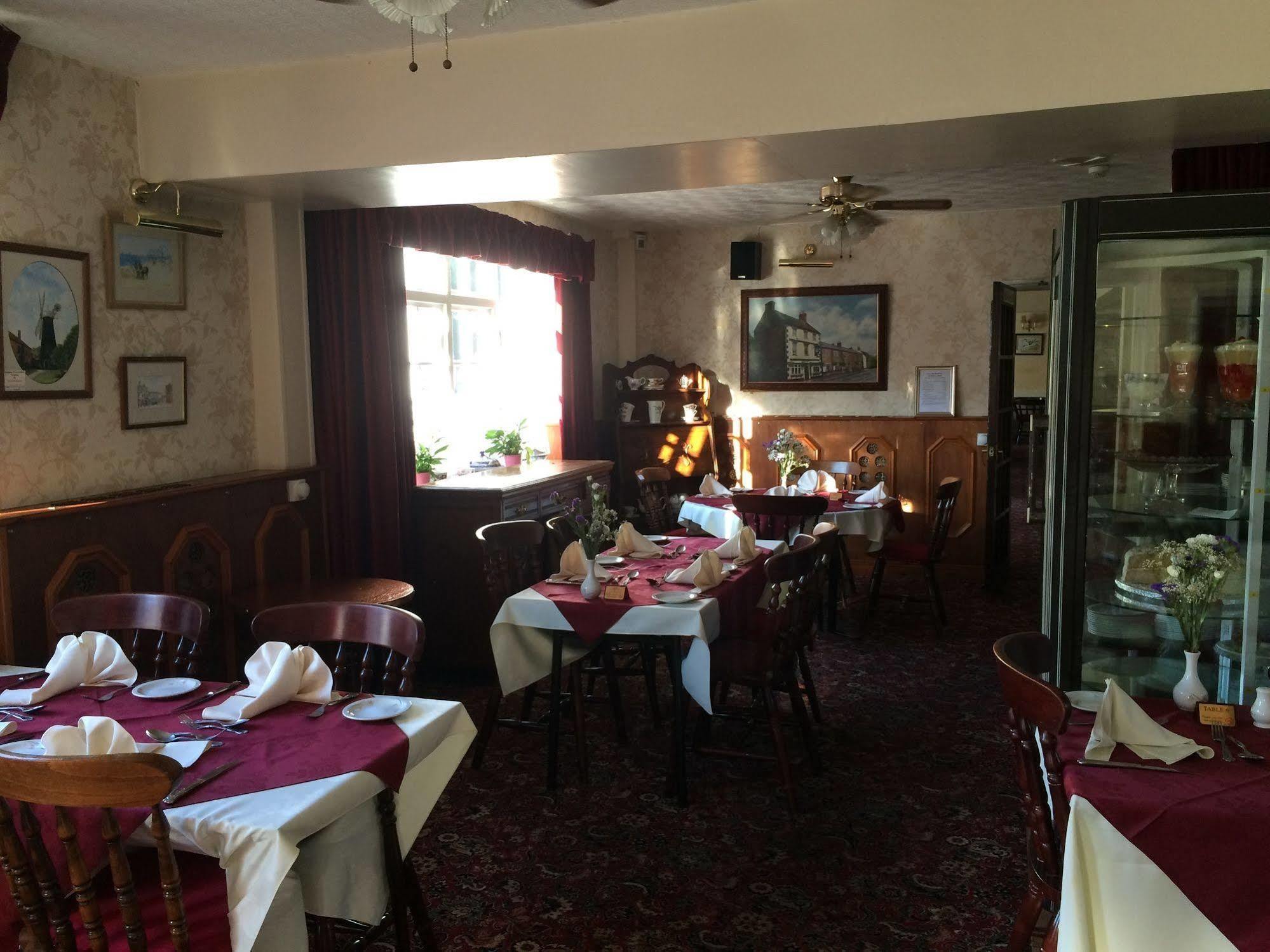 Half Moon Hotel Alford  Exterior photo